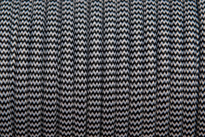Fekete-fehér cikkcakk textilkábel