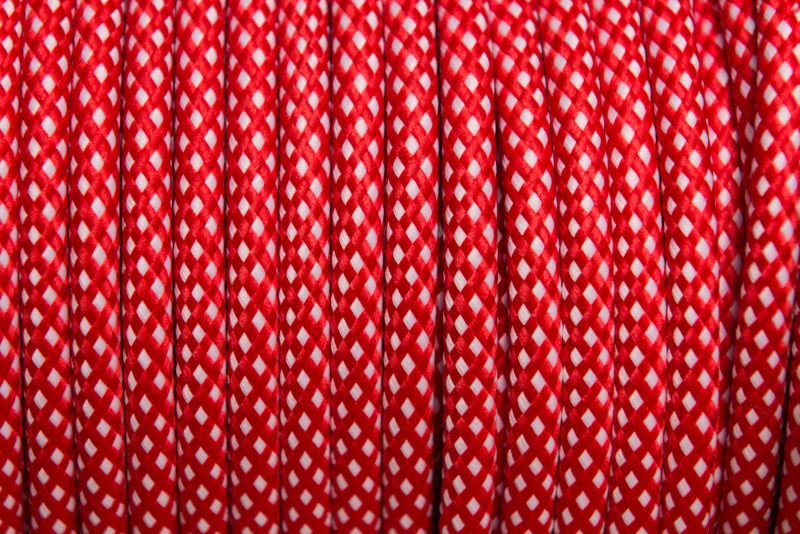 Piros-fehér pöttyös textilkábel
