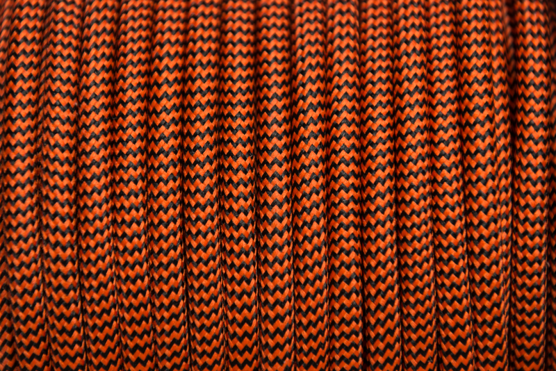 Narancs-fekete cikkcakk textilkábel
