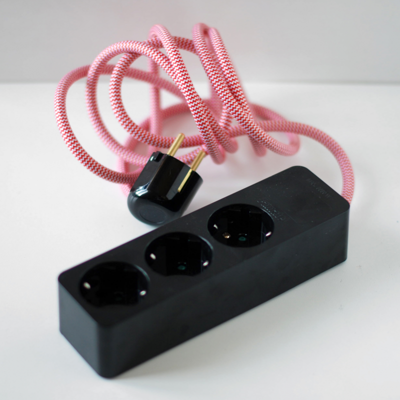 Piros-fehér cikkcakk textilkábeles hármas elosztó