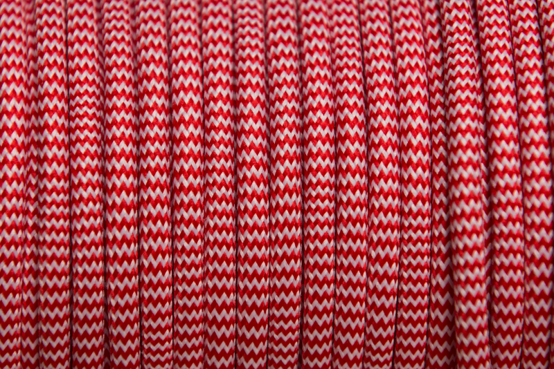 Piros-fehér cikkcakk textilkábel