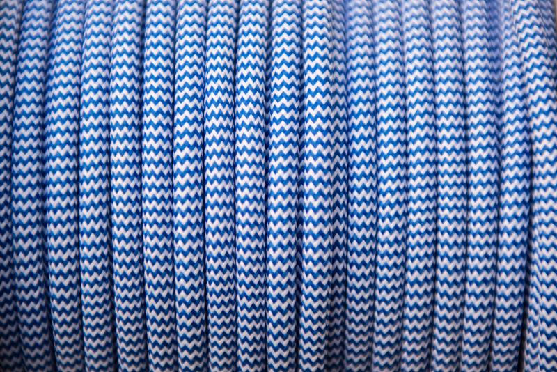 Kék-fehér cikkcakk textilkábel